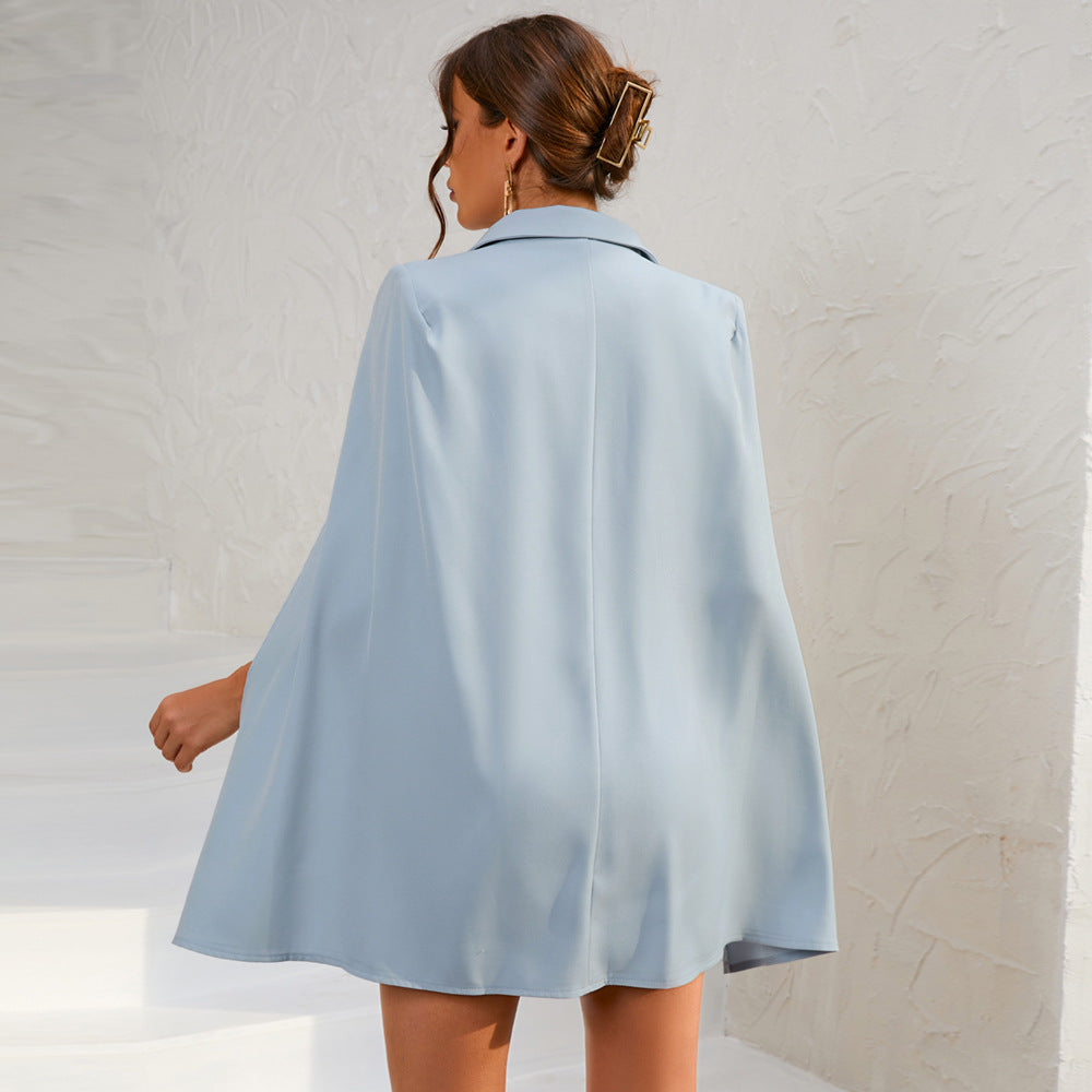 Robe Cape Noire avec Boutons Dorés Élégante