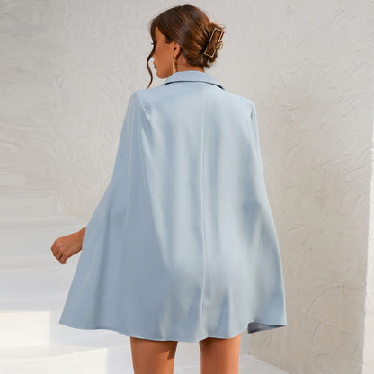 Robe Cape Noire avec Boutons Dorés Élégante