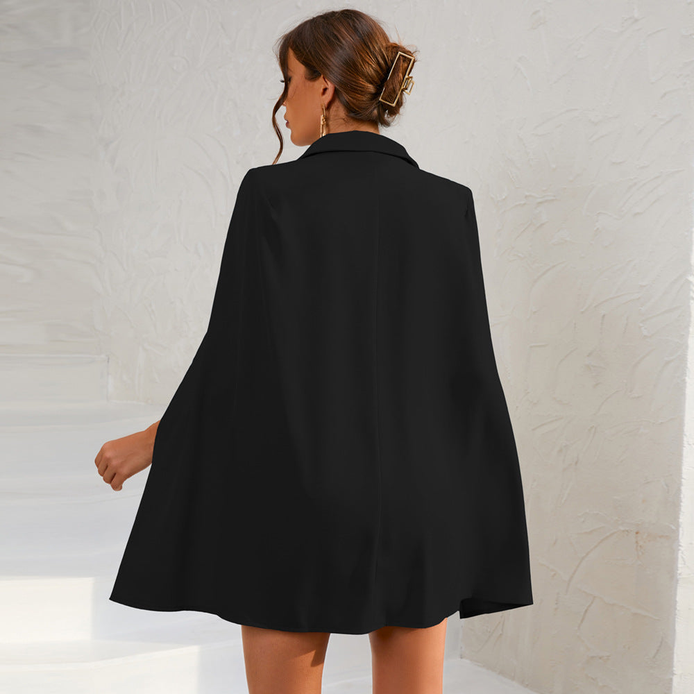 Robe Cape Noire avec Boutons Dorés Élégante