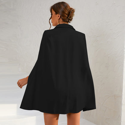 Robe Cape Noire avec Boutons Dorés Élégante
