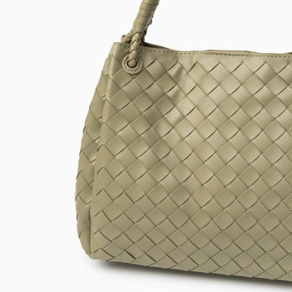 Sac à main femme noir végan avec bretelle et détails dorés