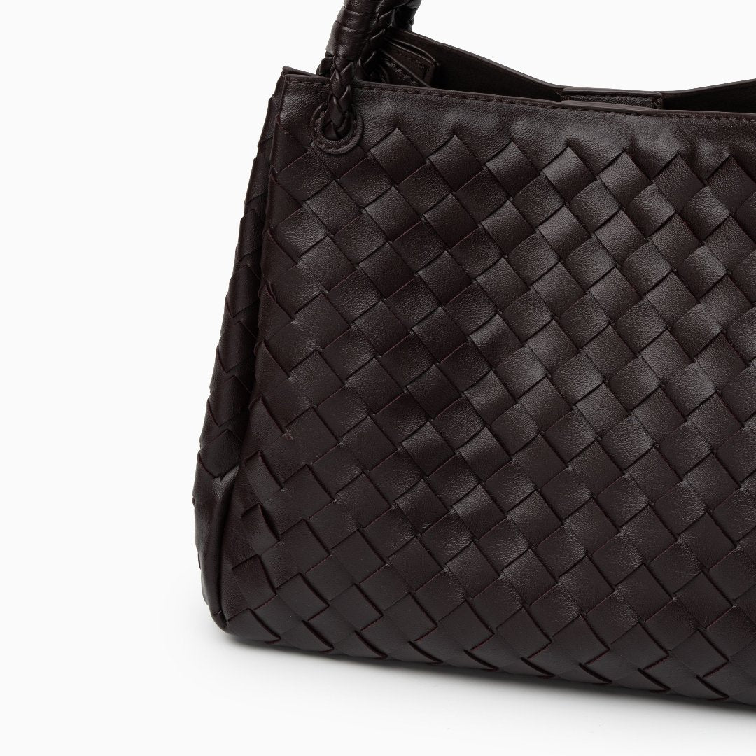 Sac à main femme noir végan avec bretelle et détails dorés