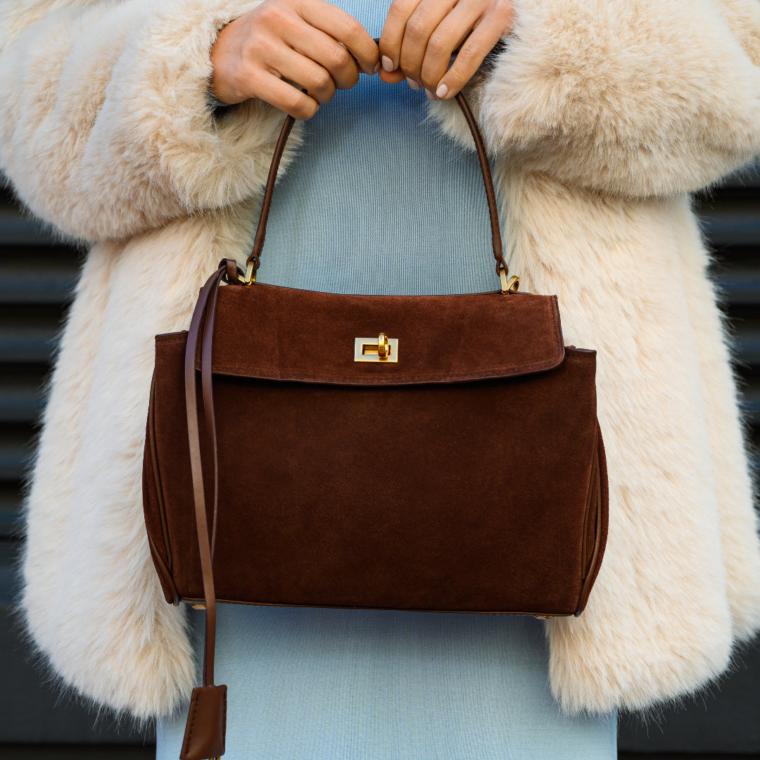 Sac à main femme élégant en cuir brun avec fermeture dorée