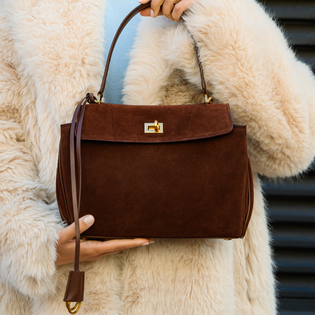 Sac à main femme élégant en cuir brun avec fermeture dorée