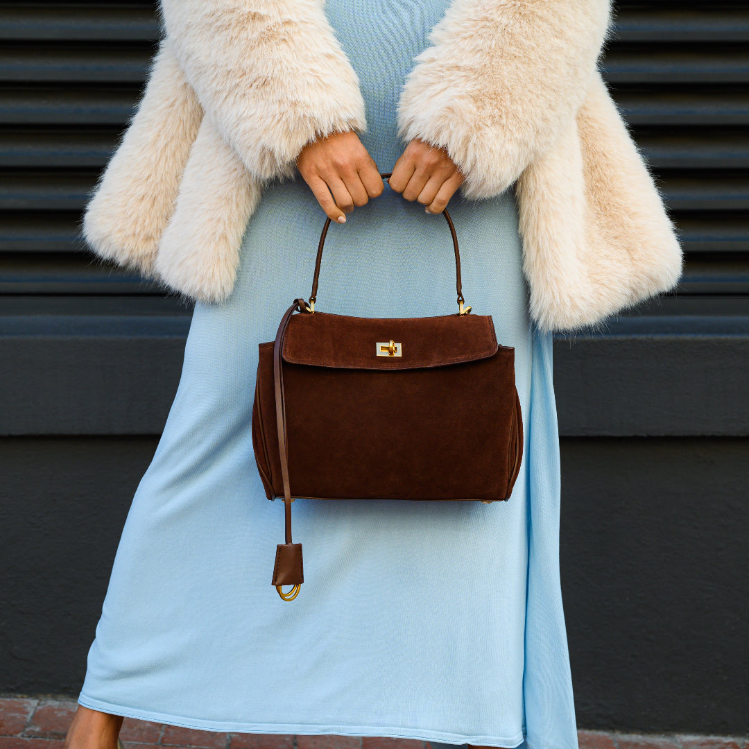 Sac à main femme élégant en cuir brun avec fermeture dorée