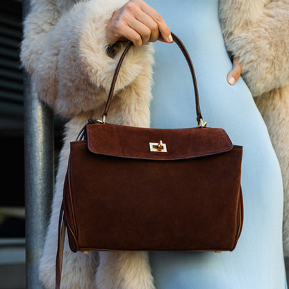 Sac à main femme élégant en cuir brun avec fermeture dorée