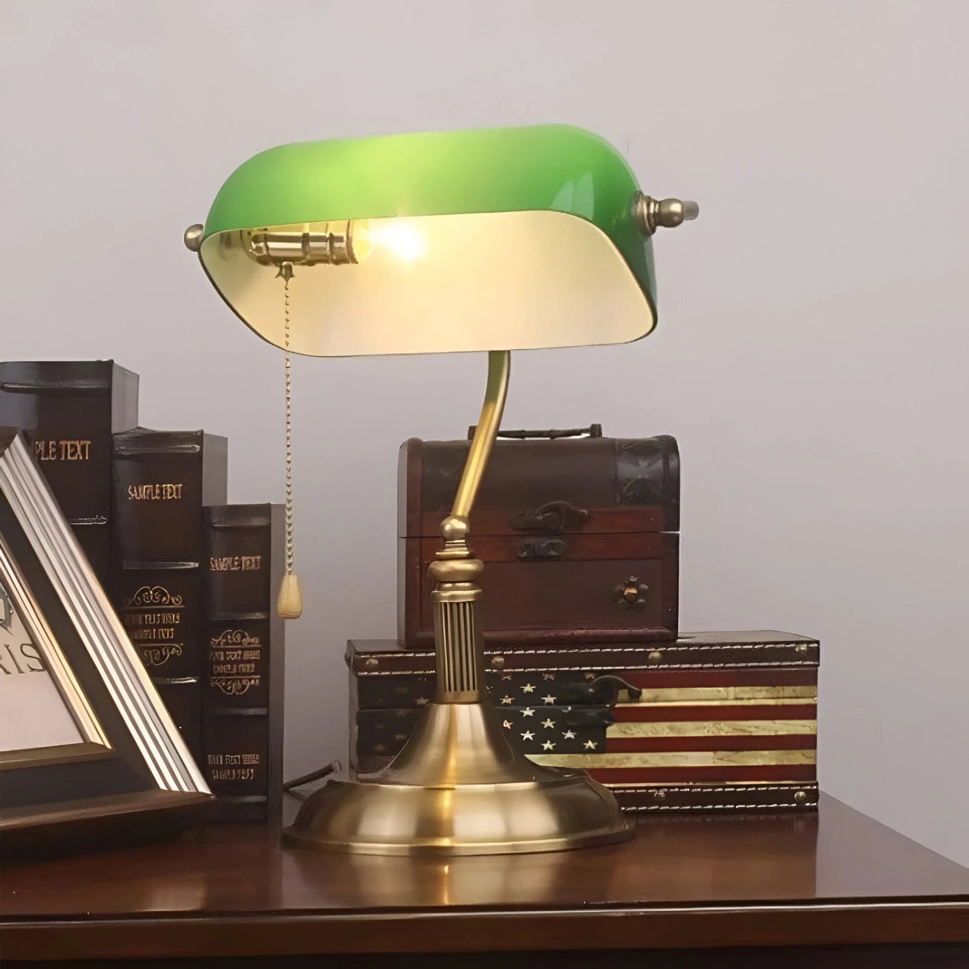 EmeraldGlow™ – Lampe de Table Vintage Éclairage Doux en Verre et Laiton