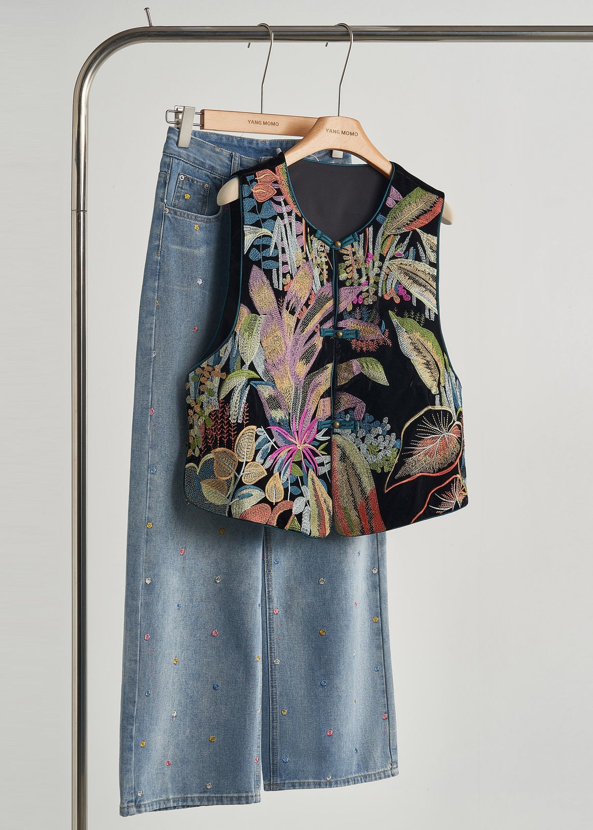 Vestes en soie noire brodées main avec fermures métalliques - EasyApparels