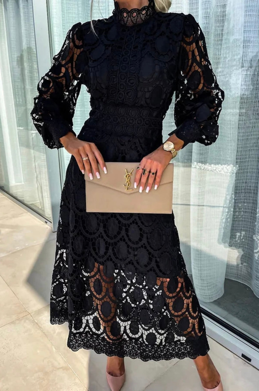 Robe Dentelle Élégante avec Col Montant et Détails Transparent