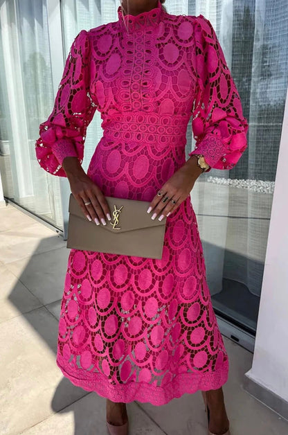 Robe Dentelle Élégante avec Col Montant et Détails Transparent