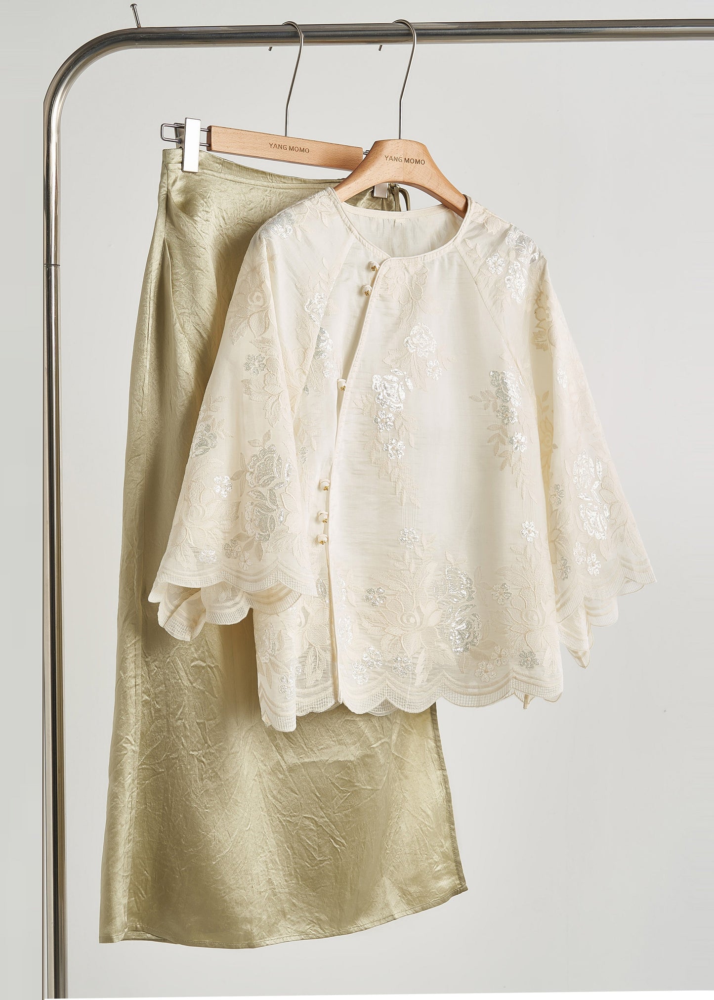 Grand chemisier blanc en soie brillant à manches courtes - EasyApparels