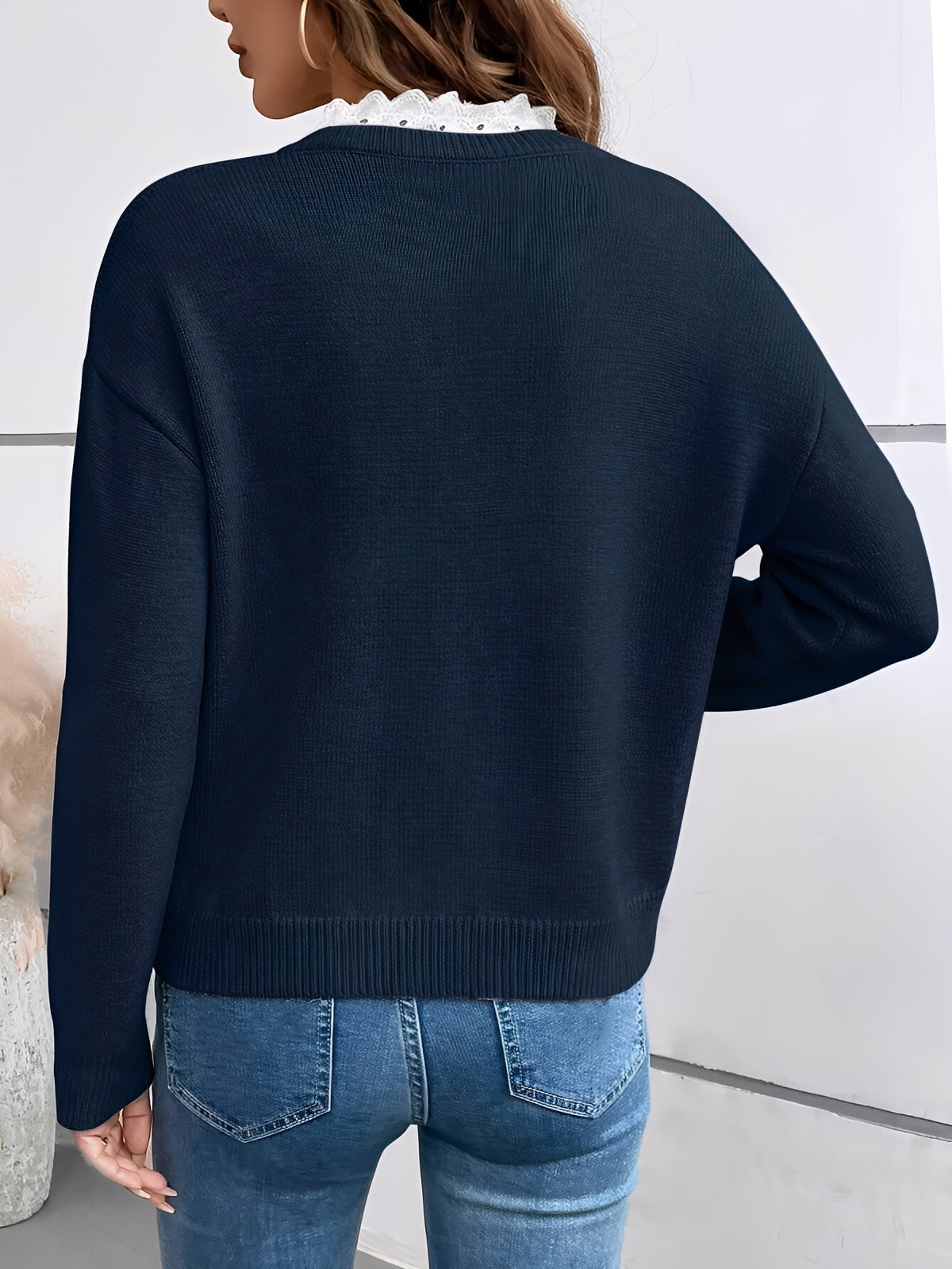 Pull Col V Dentelle Élégant en Maille