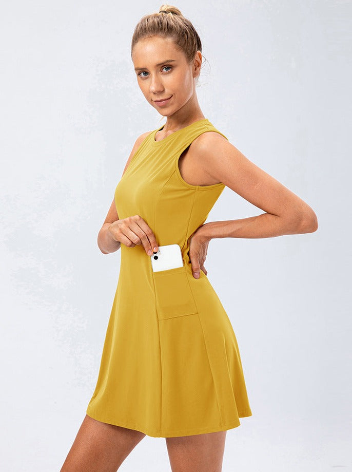 Robe de tennis jaune décolletée sans manches