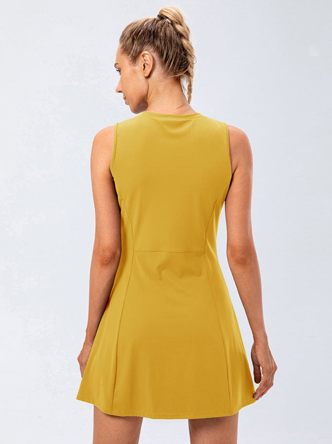 Robe de tennis jaune décolletée sans manches
