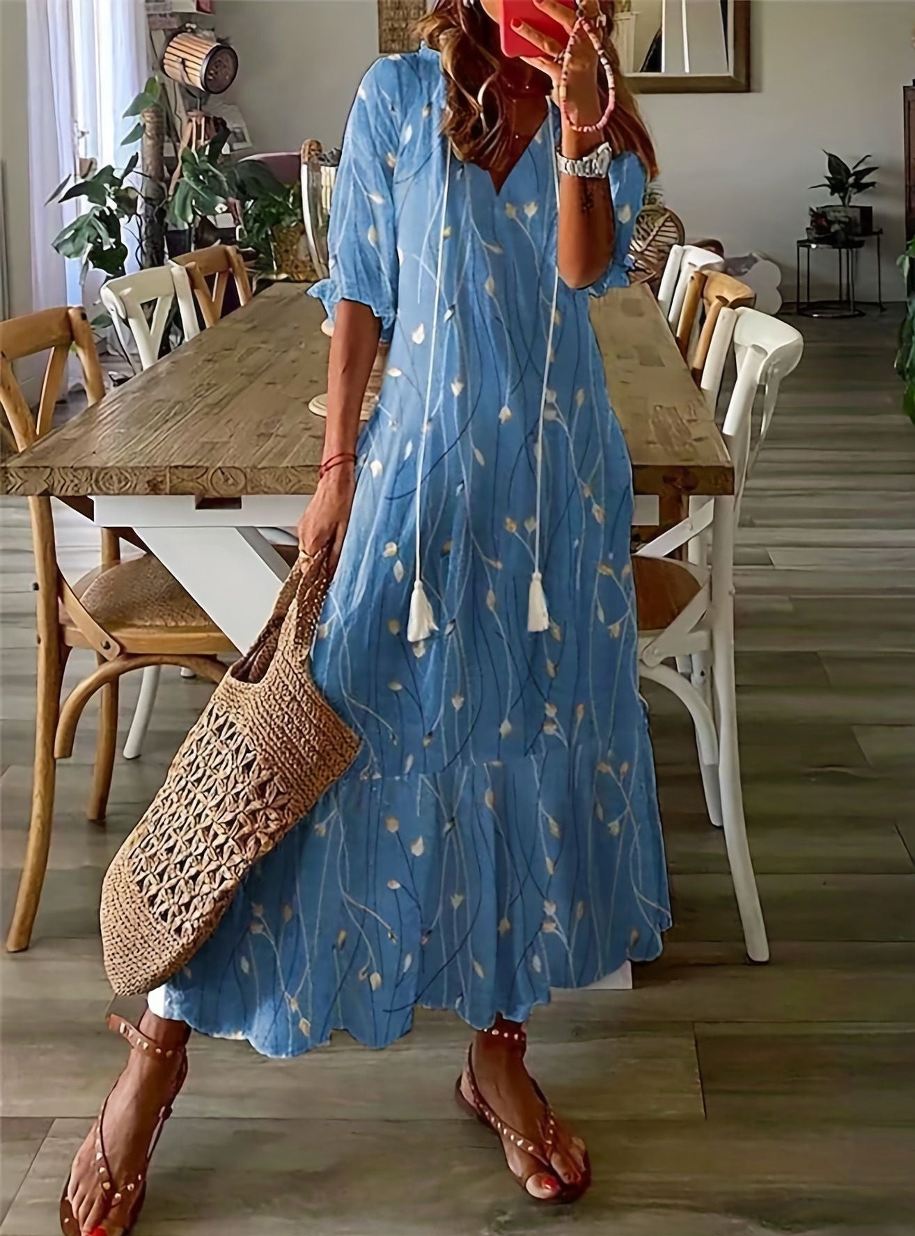 Robe Longue Féminine Élégante avec Décolleté et Fines Broderies