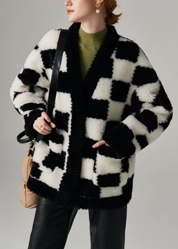 Manteau hivernal en laine à carreaux noir, col V et poches fermées - EasyApparels