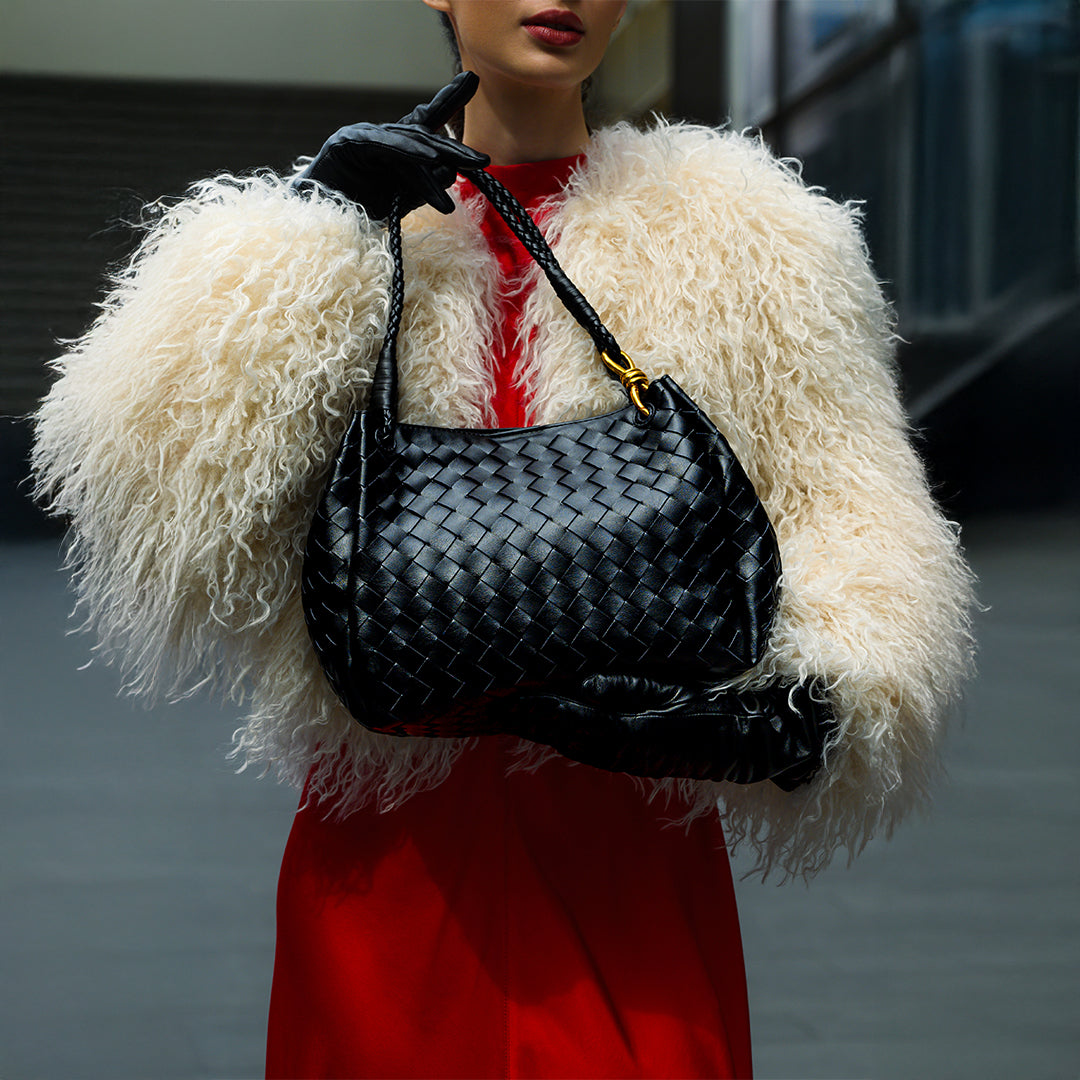 Sac à main femme noir végan avec bretelle et détails dorés