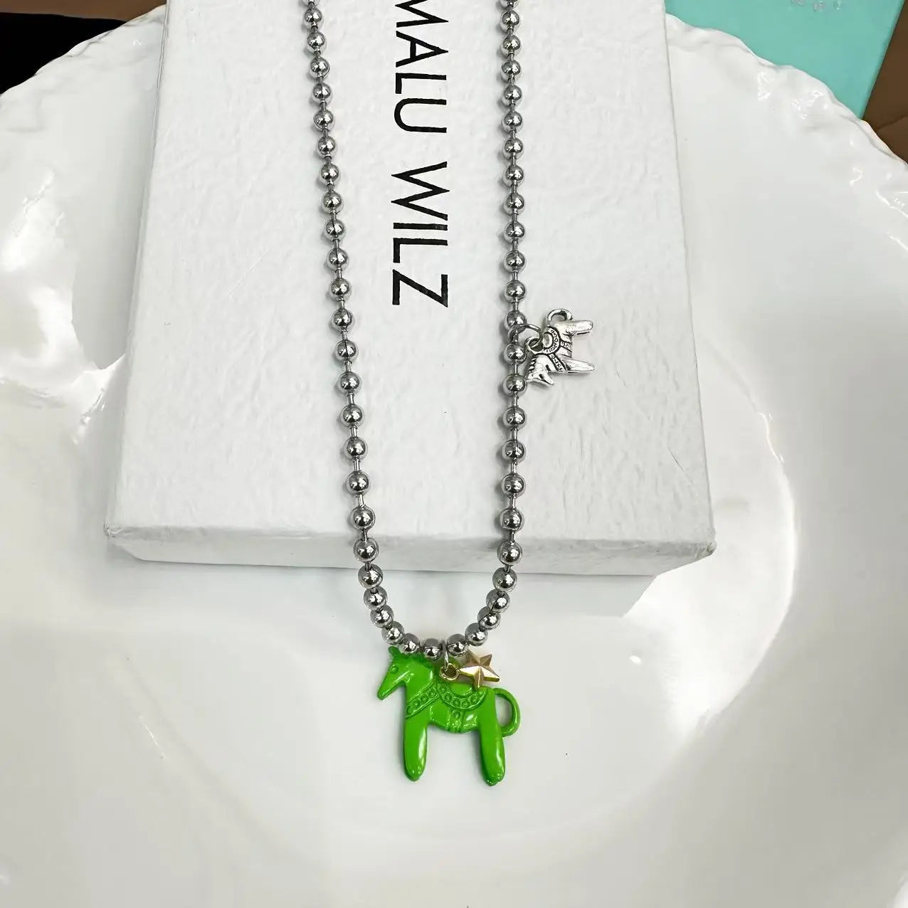 Collier Femme Perles Argentées Pendentif Cheval Classique