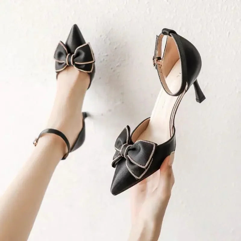 Talons Hauts à Boucle et Détail Ailé