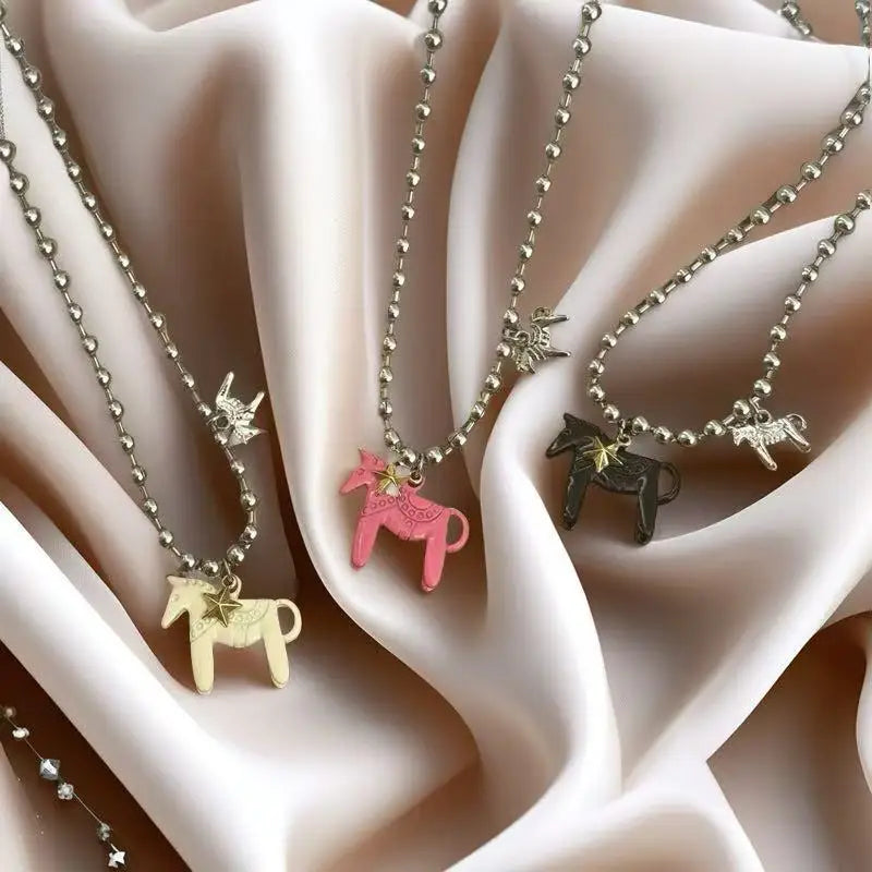 Collier Femme Perles Argentées Pendentif Cheval Classique