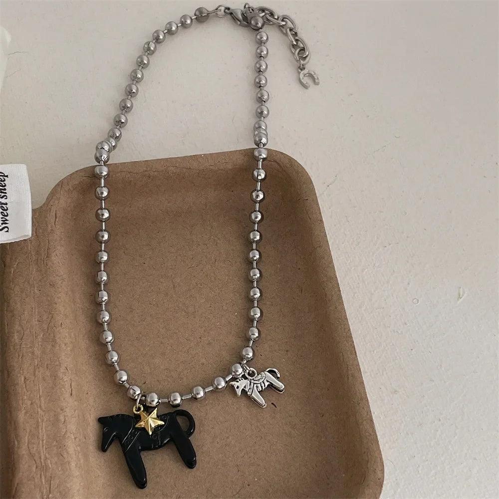 Collier Femme Perles Argentées Pendentif Cheval Classique
