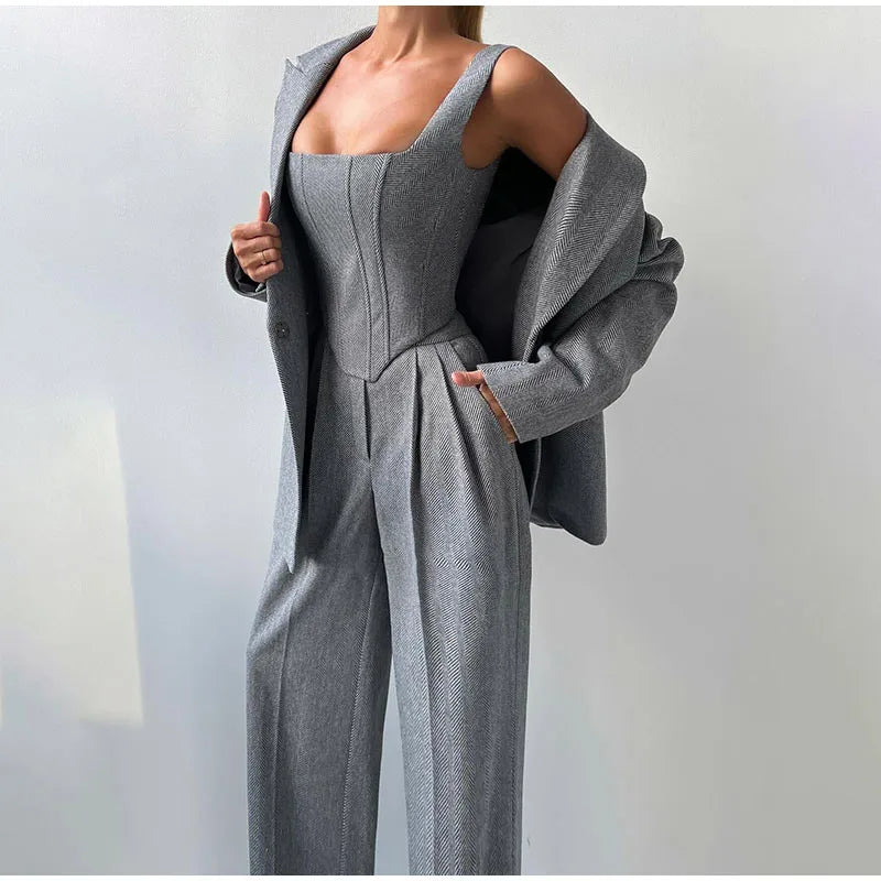 Costume Femme Business Élégant : Blazer Tailleur, Top Fémimin et Pantalon Étroit - PanierRoyale