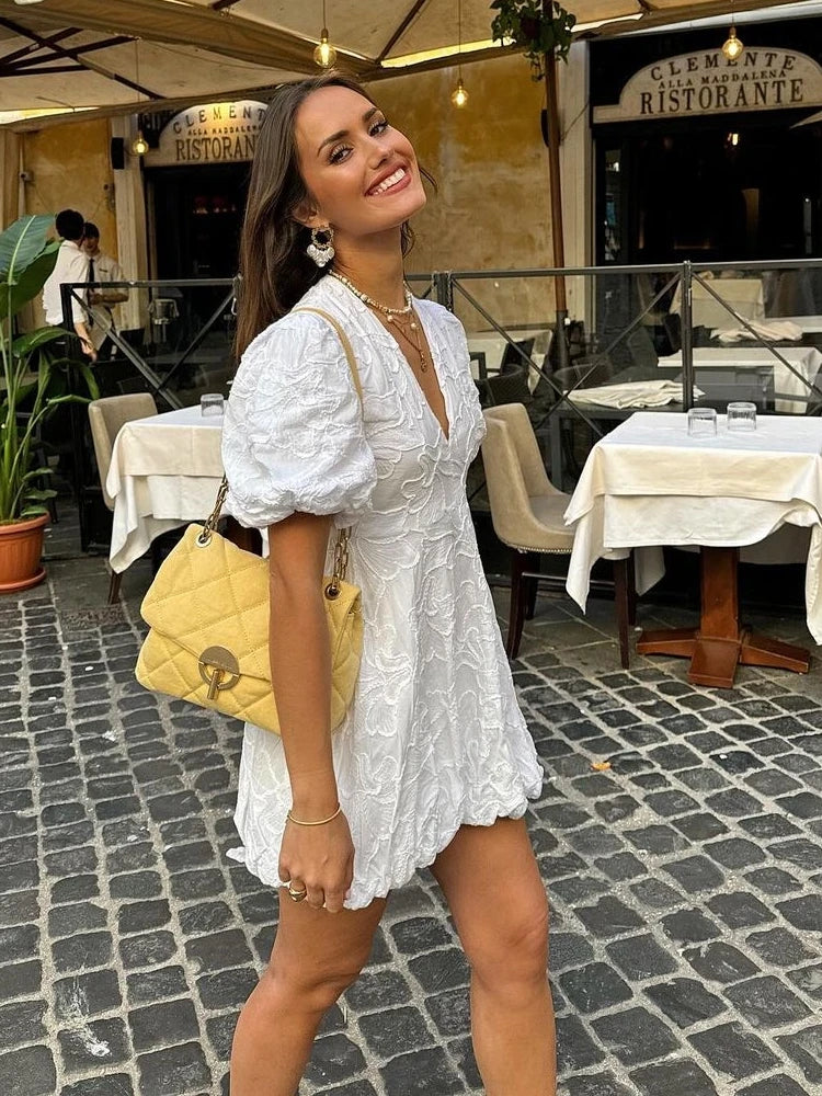 Robe Femme Blanche Élégante avec Dentelle et Volants Féminins
