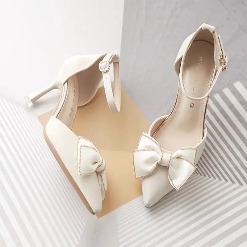 Talons Hauts à Boucle et Détail Ailé