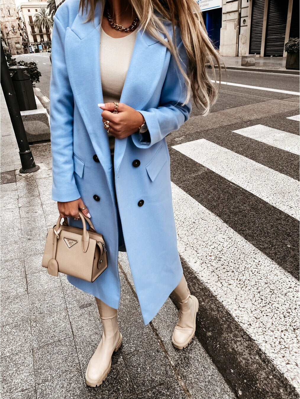 Manteau Femme Noir Chic avec Sac en Cuir Beige