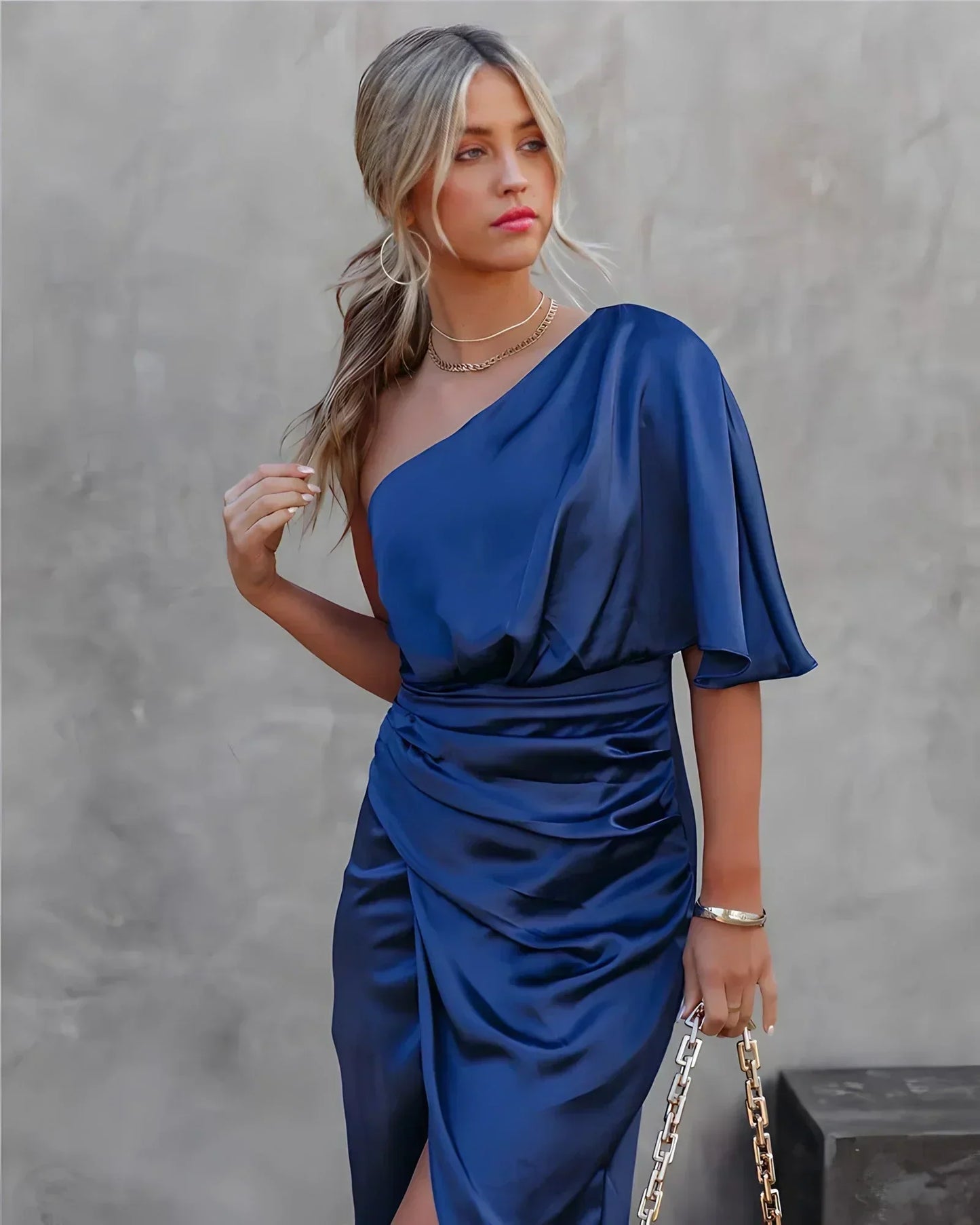 Robe Féminine en Soie Mi-Longue Élégante