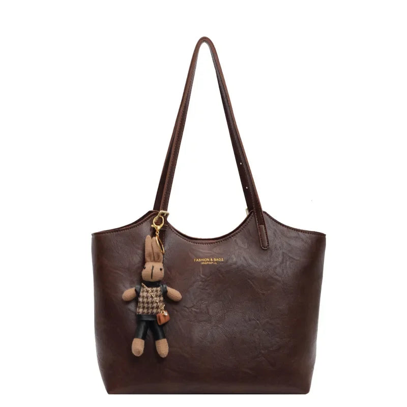 Sac à main cuir rouge avec petit accessoire en peluche