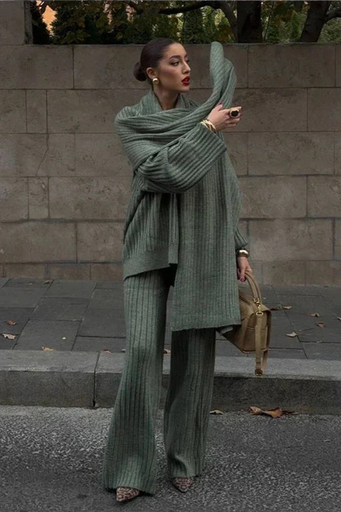 Tenue Hiver Chic : Pull Col Montant et Pantalon Femme Élégant