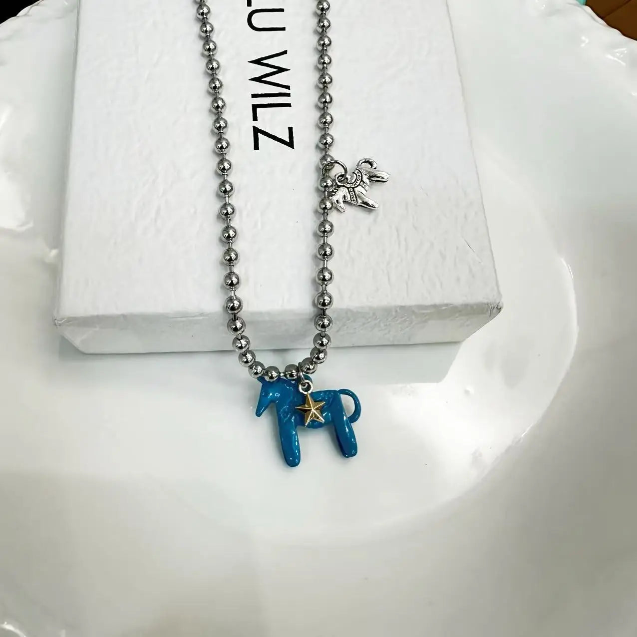 Collier Femme Perles Argentées Pendentif Cheval Classique