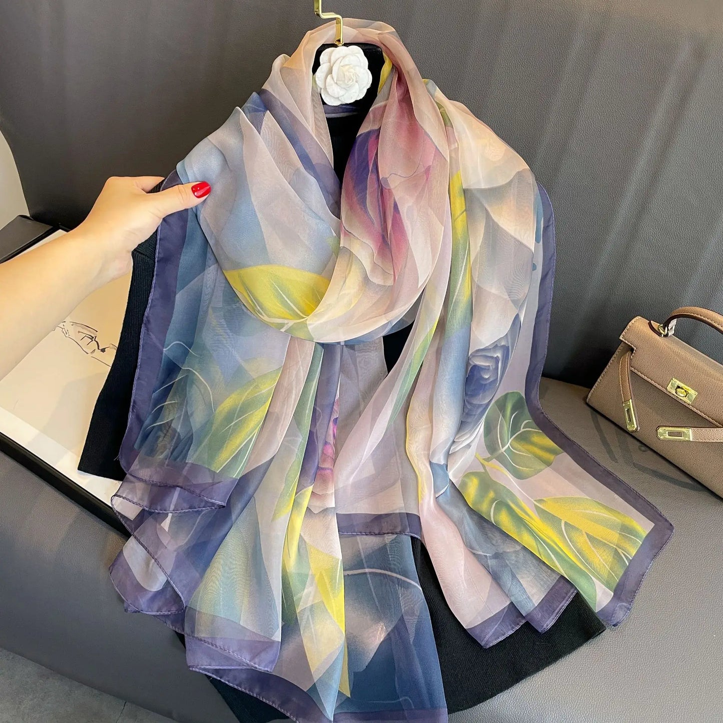 Écharpe en Soie Fleuri pour Femme