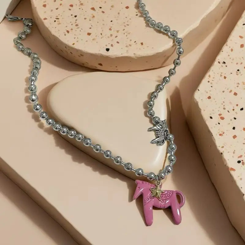 Collier Femme Perles Argentées Pendentif Cheval Classique