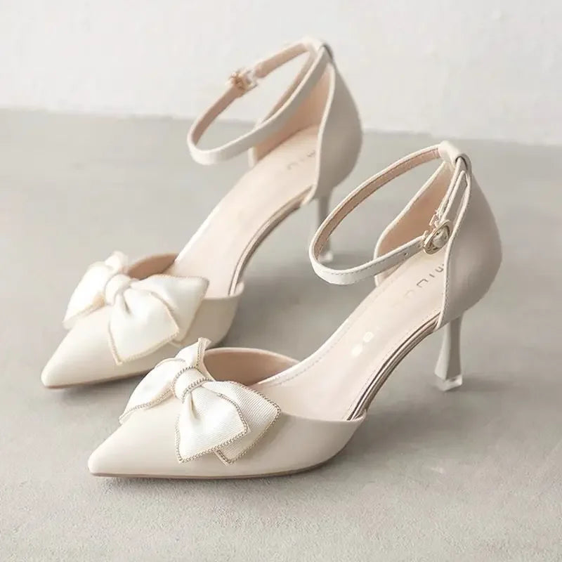 Talons Hauts à Boucle et Détail Ailé
