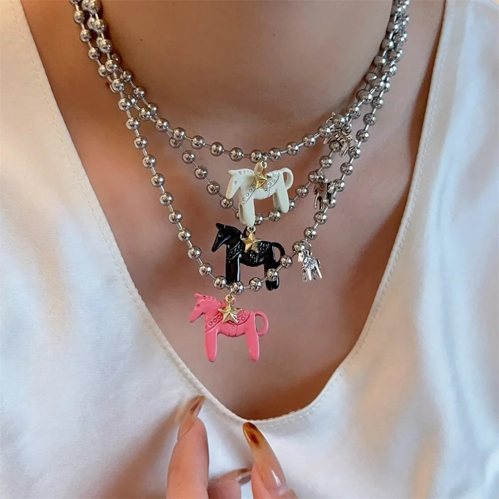Collier Femme Perles Argentées Pendentif Cheval Classique