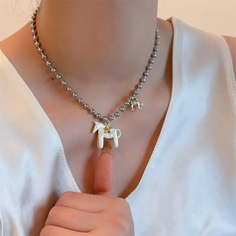 Collier Femme Perles Argentées Pendentif Cheval Classique