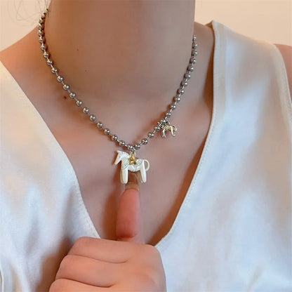 Collier Femme Perles Argentées Pendentif Cheval Classique