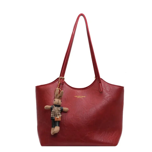 Sac à main cuir rouge avec petit accessoire en peluche - PanierRoyale