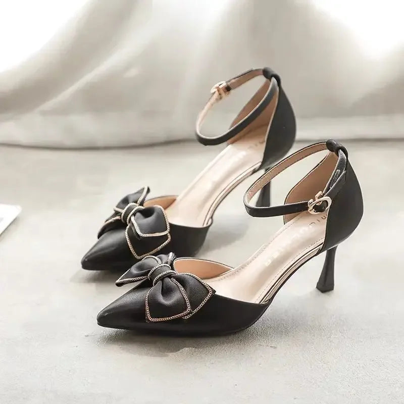 Talons Hauts à Boucle et Détail Ailé