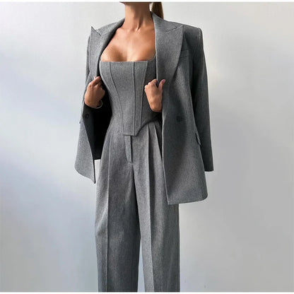 Costume Femme Business Élégant : Blazer Tailleur, Top Fémimin et Pantalon Étroit
