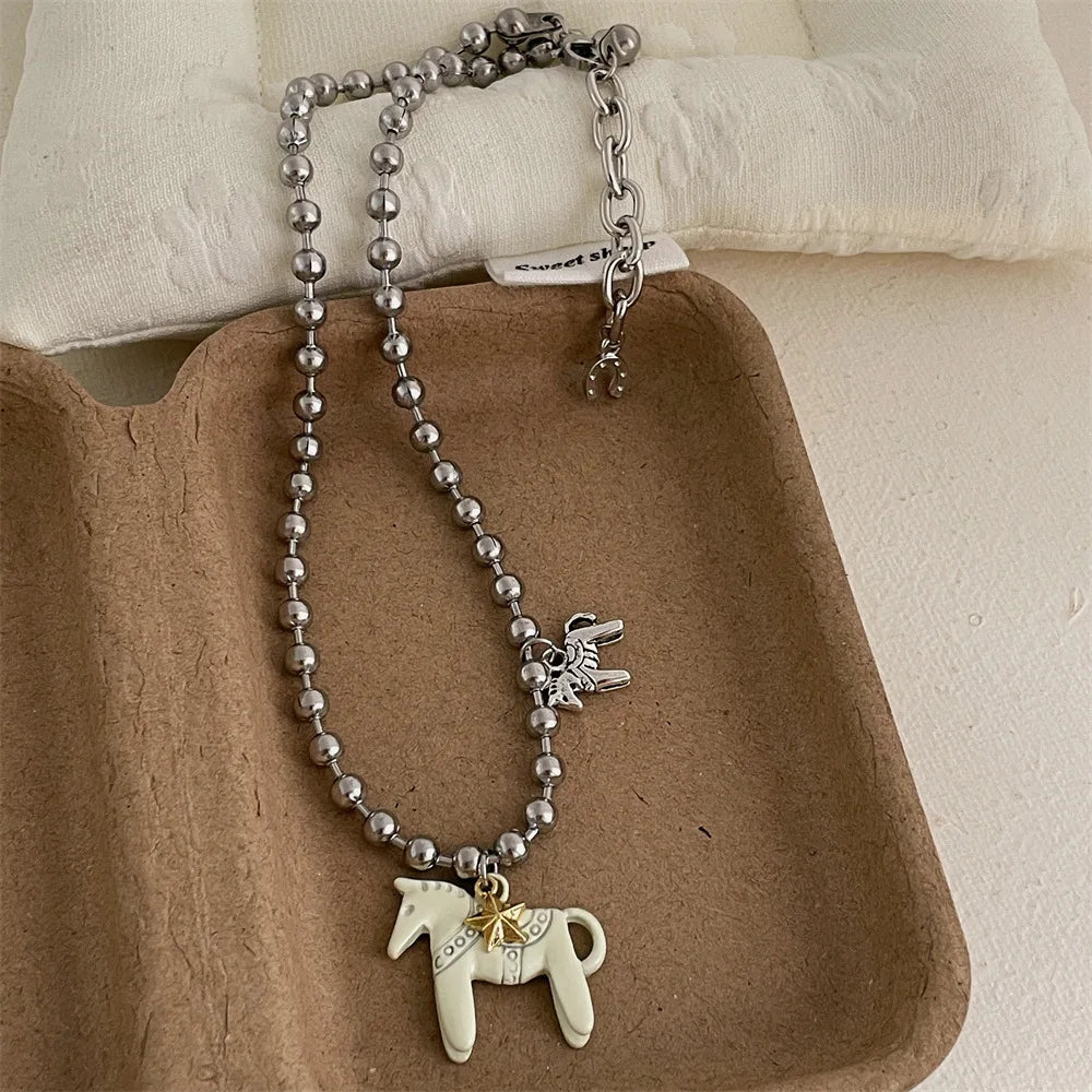 Collier Femme Perles Argentées Pendentif Cheval Classique