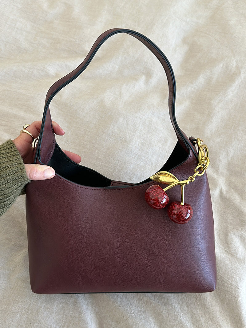 Sac à Main Femme Noir avec Pendentif Élégant