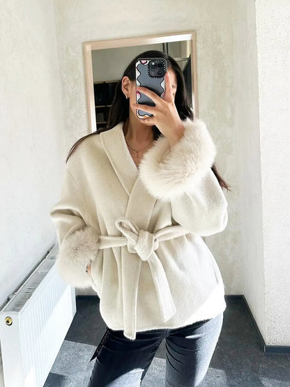Manteau femme hiver court avec col en fausse fourrure élégant