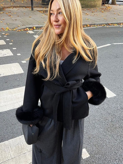 Manteau femme hiver court avec col en fausse fourrure élégant
