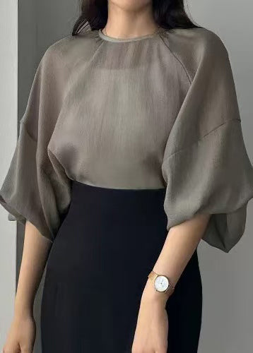 Pull gros en mousseline gris avec manches larges