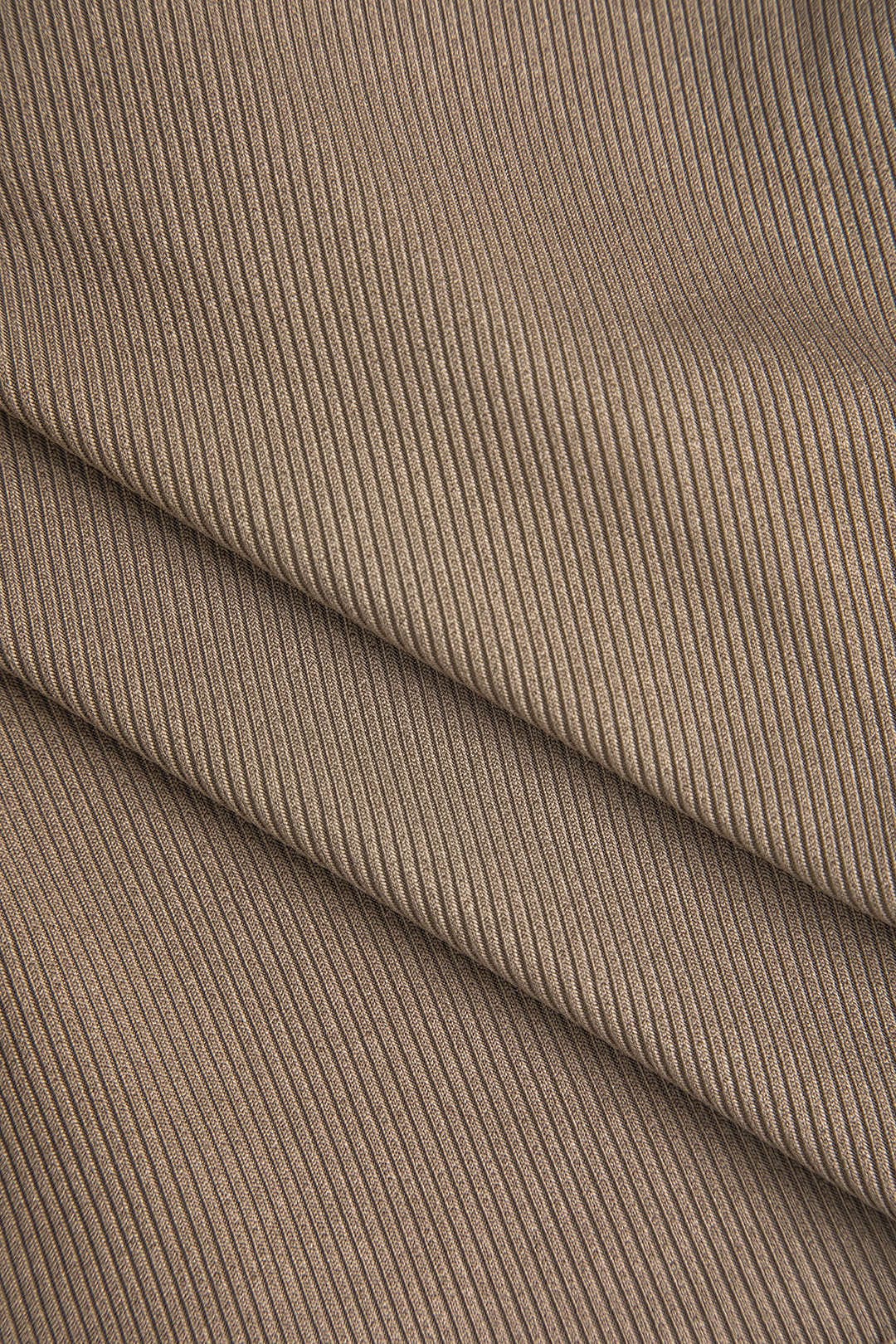 Top asymétrique manches longues avec décolleté et boutons déco