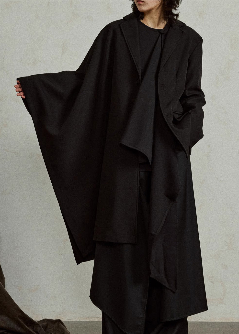 Long Noir Asymétrique Coat avec Poches et Cape Manches - EasyApparels