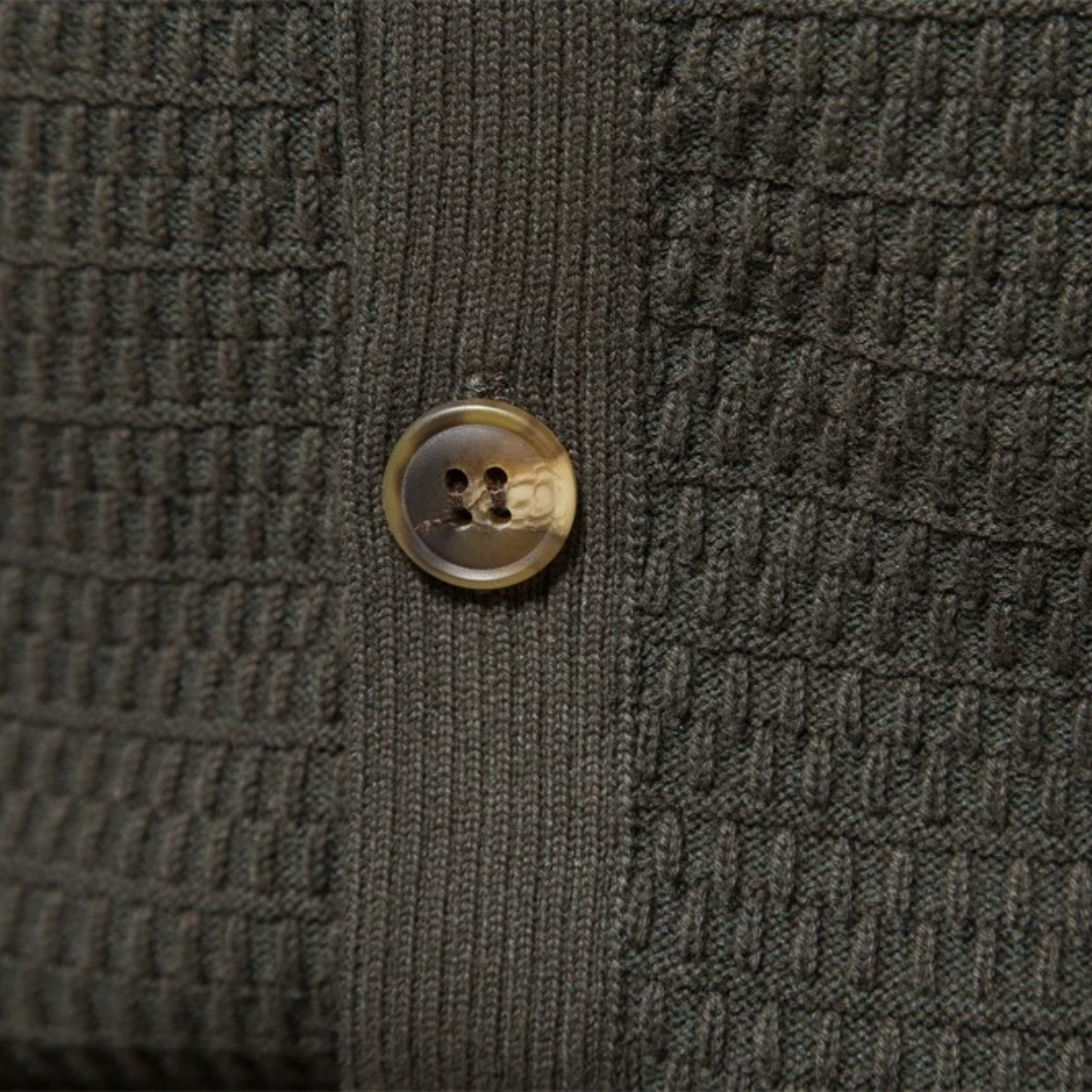VogeLuxe | Cardigan texturé à col montant pour homme 5